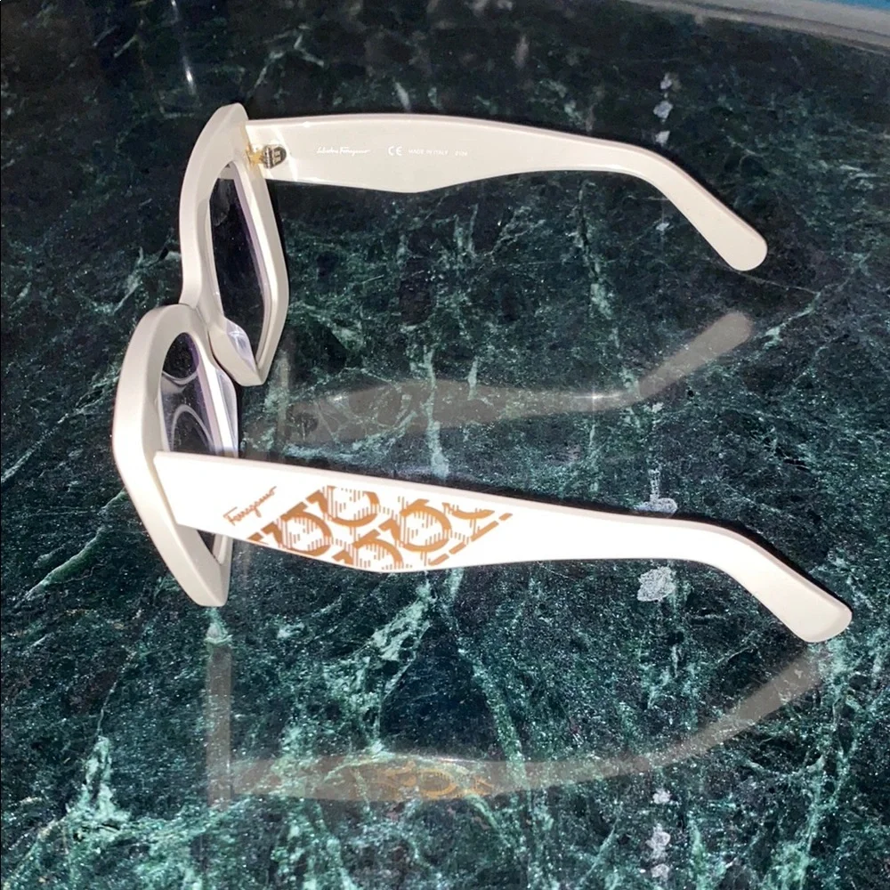 Salvatore Ferragamo bold cat